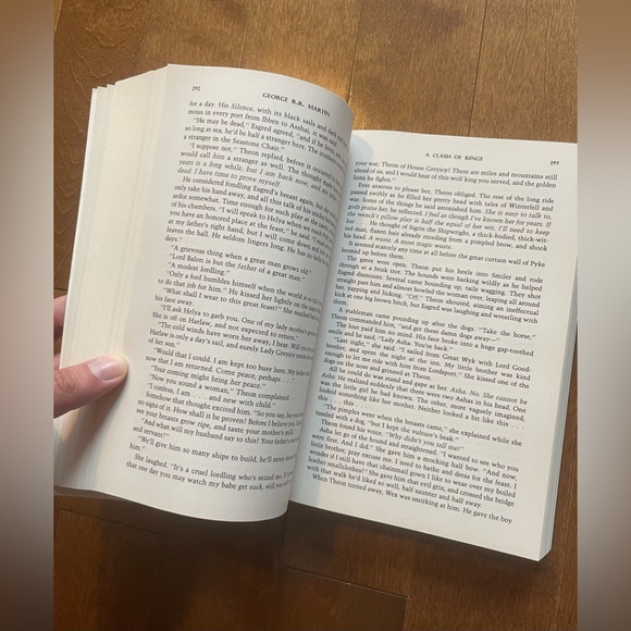 *SOLD* Game of Thrones: A Clash of Kings by George R.R. Martin (Book 2) - Picture 3 of 5